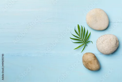 Panel kuchenny z motywem Spa stones and leaves on wooden background, top view