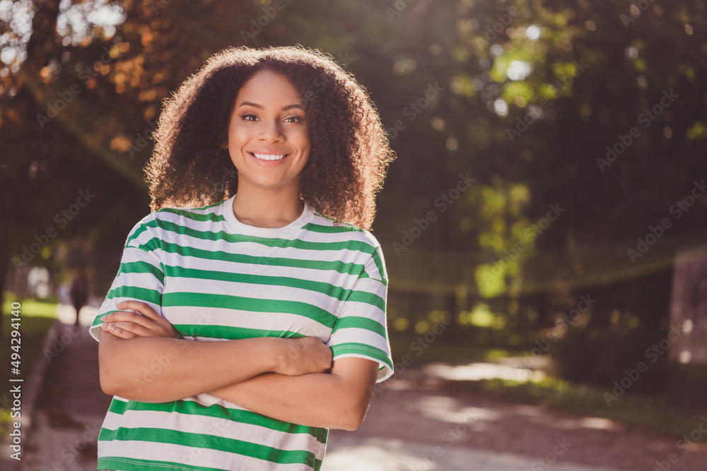 Photo of young charming african lady good mood crossed hands confident forest trees weekend outdoors Photo of young charming african lady good mood crossed hands confident forest trees weekend outdoors