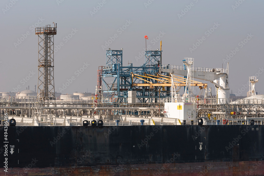 Fawley, Southampton, England, UK. 2022. Chemical oil products tanker ship discharging cargo at Fawley oil refinery on Southampton Water, UK. Fawley, Southampton, England, UK. 2022. Chemical oil products tanker ship discharging cargo at Fawley oil refinery on Southampton Water, UK.
