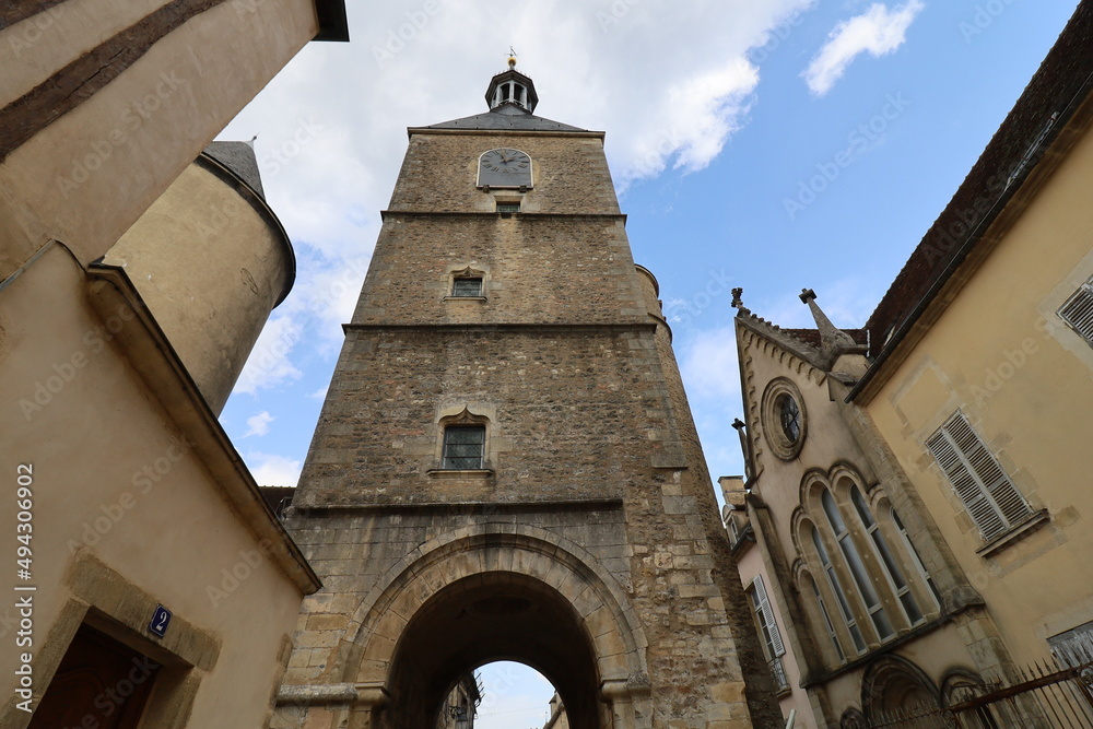 Le beffroi ou tour de l'horloge, construit au 15eme siecle, ville de Avallon, département de l'Yonne, France