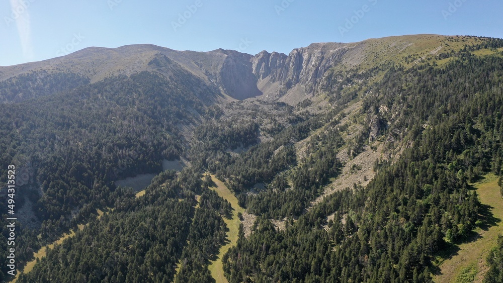 survol du massif des Pyrénées et des forets dans les Pyrénées-Orientales, sud de la France, parc naturel des Bouillouses survol du massif des Pyrénées et des forets dans les Pyrénées-Orientales, sud de la France, parc naturel des Bouillouses