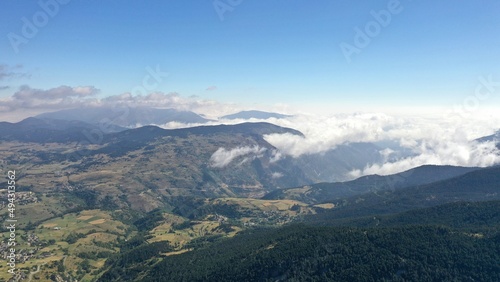 survol du massif des Pyrénées et des forets dans les Pyrénées-Orientales, sud de la France, parc naturel des Bouillouses © Lotharingia