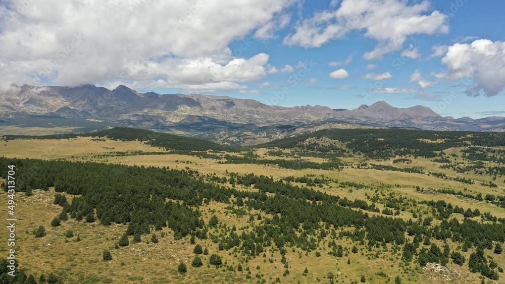 Obraz premium survol du massif des Pyrénées et des forets dans les Pyrénées-Orientales, sud de la France, parc naturel des Bouillouses