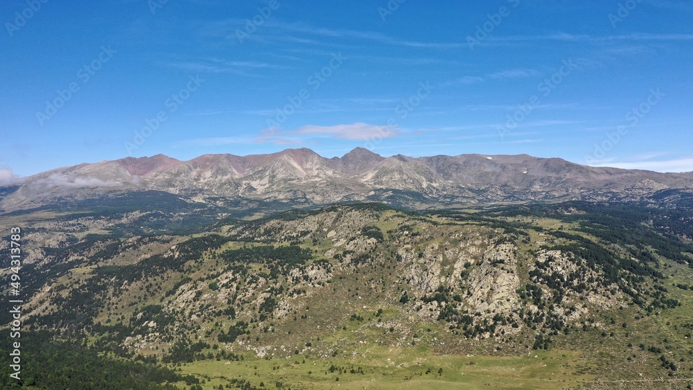 survol du massif des Pyrénées et des forets dans les Pyrénées-Orientales, sud de la France, parc naturel des Bouillouses
