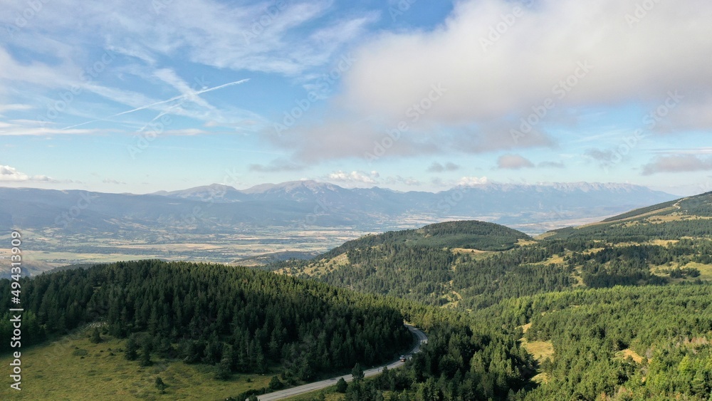Naklejka premium survol du massif des Pyrénées et des forets dans les Pyrénées-Orientales, sud de la France, parc naturel des Bouillouses