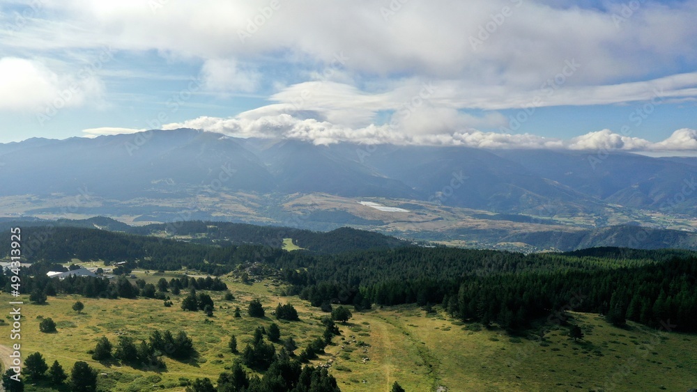 Fototapeta premium survol du massif des Pyrénées et des forets dans les Pyrénées-Orientales, sud de la France, parc naturel des Bouillouses