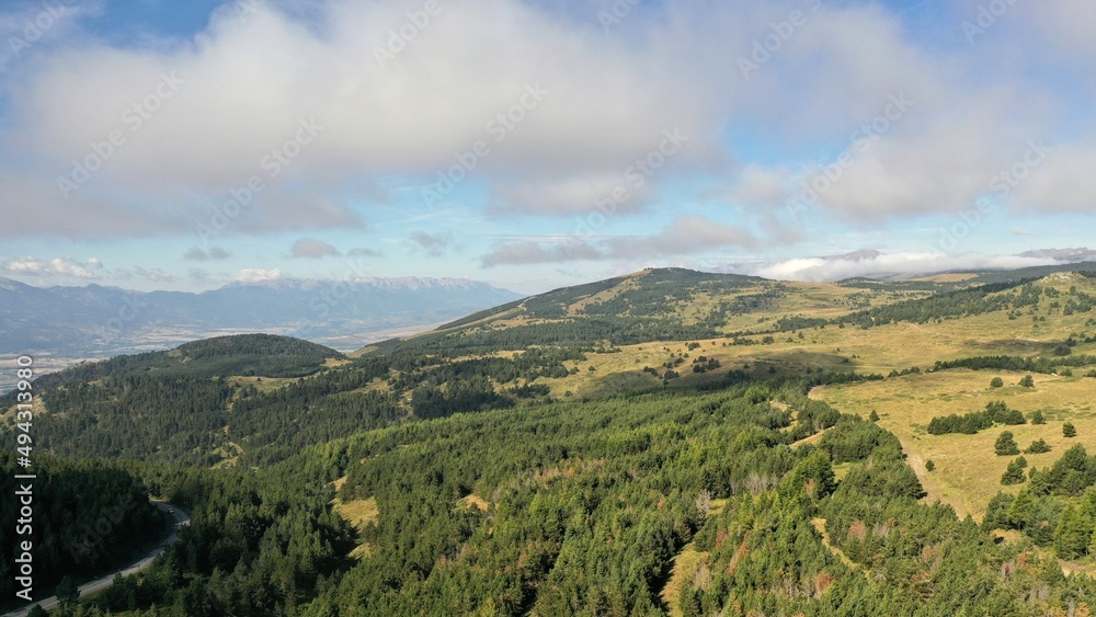 Fototapeta premium survol du massif des Pyrénées et des forets dans les Pyrénées-Orientales, sud de la France, parc naturel des Bouillouses