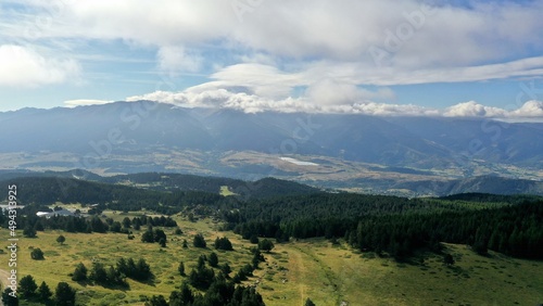 survol du massif des Pyrénées et des forets dans les Pyrénées-Orientales, sud de la France, parc naturel des Bouillouses