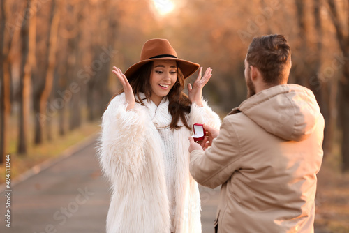 Fotografía Young man proposing to his beloved girl in park