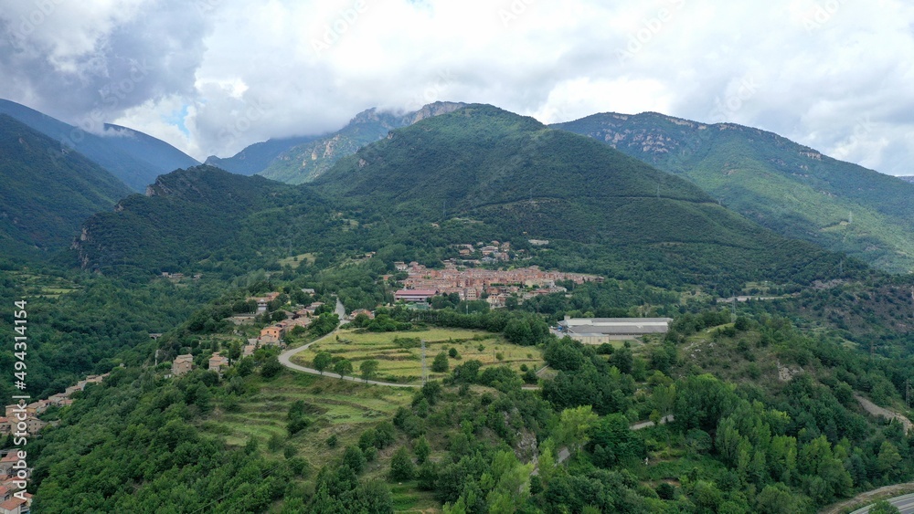 massif du Montseny en catalogne dans le nord de l'Espagne et barrage hydroélectrique avec lac de retenue d'eau vue du ciel massif du Montseny en catalogne dans le nord de l'Espagne et barrage hydroélectrique avec lac de retenue d'eau vue du ciel