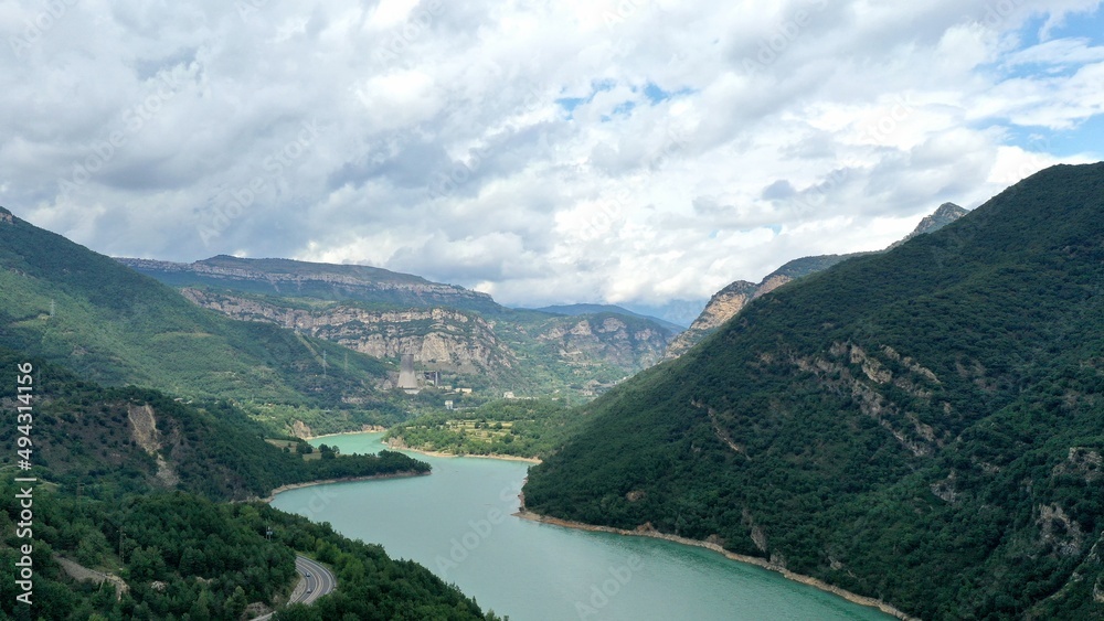 massif du Montseny en catalogne dans le nord de l'Espagne et barrage hydroélectrique avec lac de retenue d'eau vue du ciel 