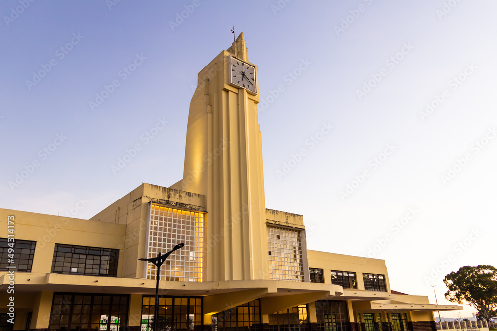 Fototapeta premium Detalhe da antiga Estação Ferroviária de Goiânia (atual Museu Frei Confaloni) pela manhã, logo ao nascer do sol. Construção em estilo art déco.