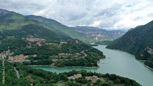 massif du Montseny en catalogne dans le nord de l'Espagne et barrage hydroélectrique avec lac de retenue d'eau vue du ciel  © Lotharingia