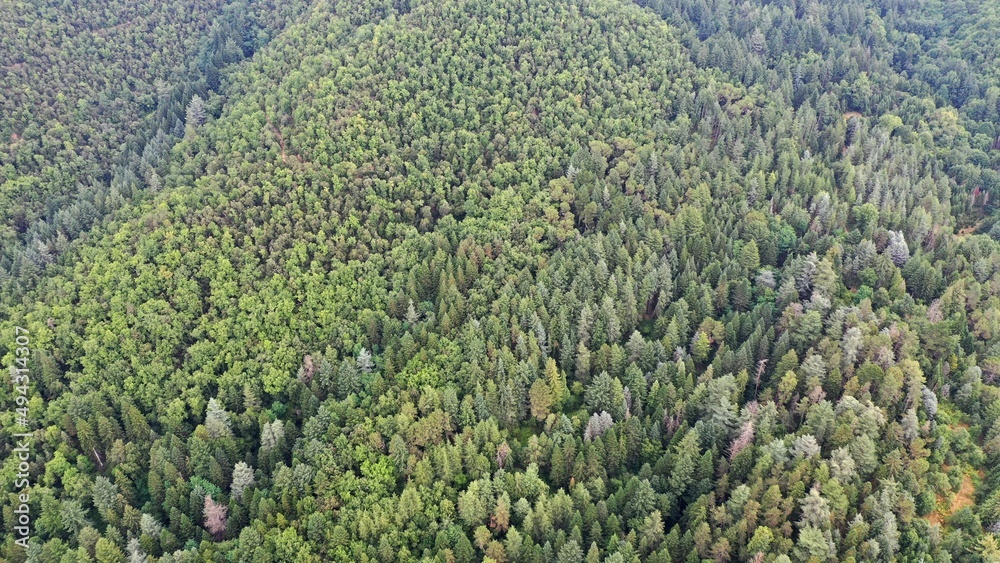 massif du Montseny en catalogne dans le nord de l'Espagne et barrage hydroélectrique avec lac de retenue d'eau vue du ciel massif du Montseny en catalogne dans le nord de l'Espagne et barrage hydroélectrique avec lac de retenue d'eau vue du ciel