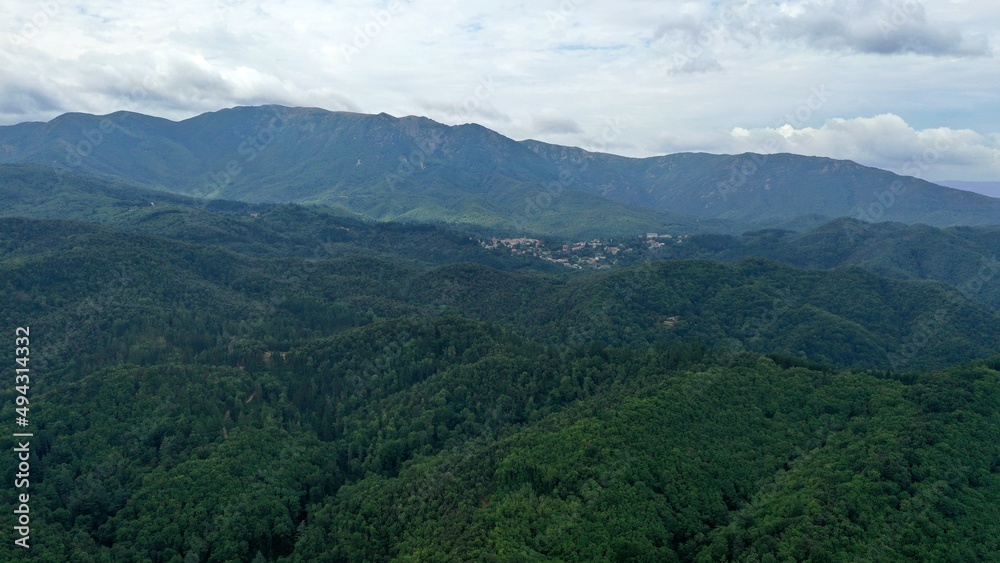 massif du Montseny en catalogne dans le nord de l'Espagne et barrage hydroélectrique avec lac de retenue d'eau vue du ciel massif du Montseny en catalogne dans le nord de l'Espagne et barrage hydroélectrique avec lac de retenue d'eau vue du ciel