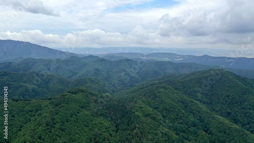 massif du Montseny en catalogne dans le nord de l'Espagne et barrage hydroélectrique avec lac de retenue d'eau vue du ciel 