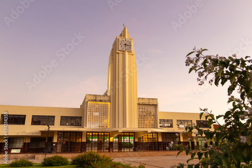 Detalhe da antiga Estação Ferroviária de Goiânia (atual Museu Frei Confaloni) pela manhã, logo ao nascer do sol. Construção em estilo art déco.