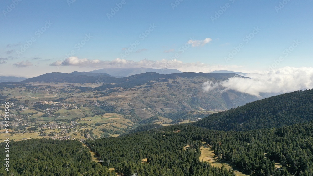survol du massif des Pyrénées et des forets dans les Pyrénées-Orientales, sud de la France, parc naturel des Bouillouses	
