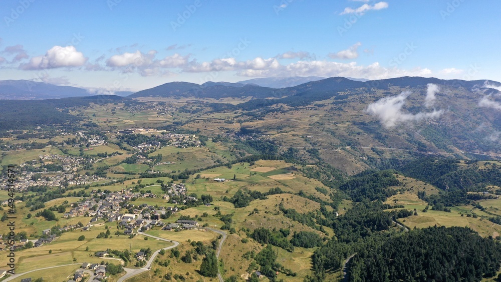 survol du massif des Pyrénées et des forets dans les Pyrénées-Orientales, sud de la France, parc naturel des Bouillouses	