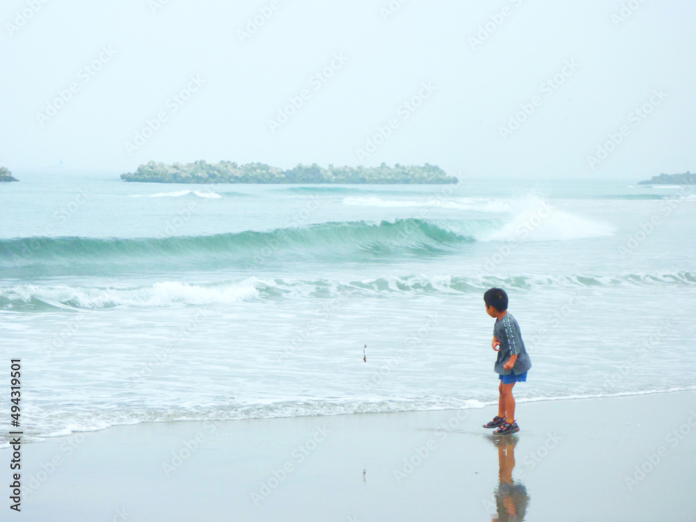 キレイな海の波打際で遊ぶ子供Children playing on the shores of the beautiful sea
キレイな海の波打際で遊ぶ子供Children playing on the shores of the beautiful sea