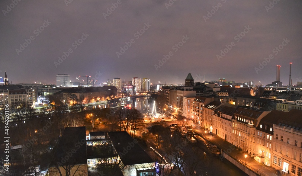 Nacht in Berlin – Abendstimmung am Historischen Hafen in Berlin 