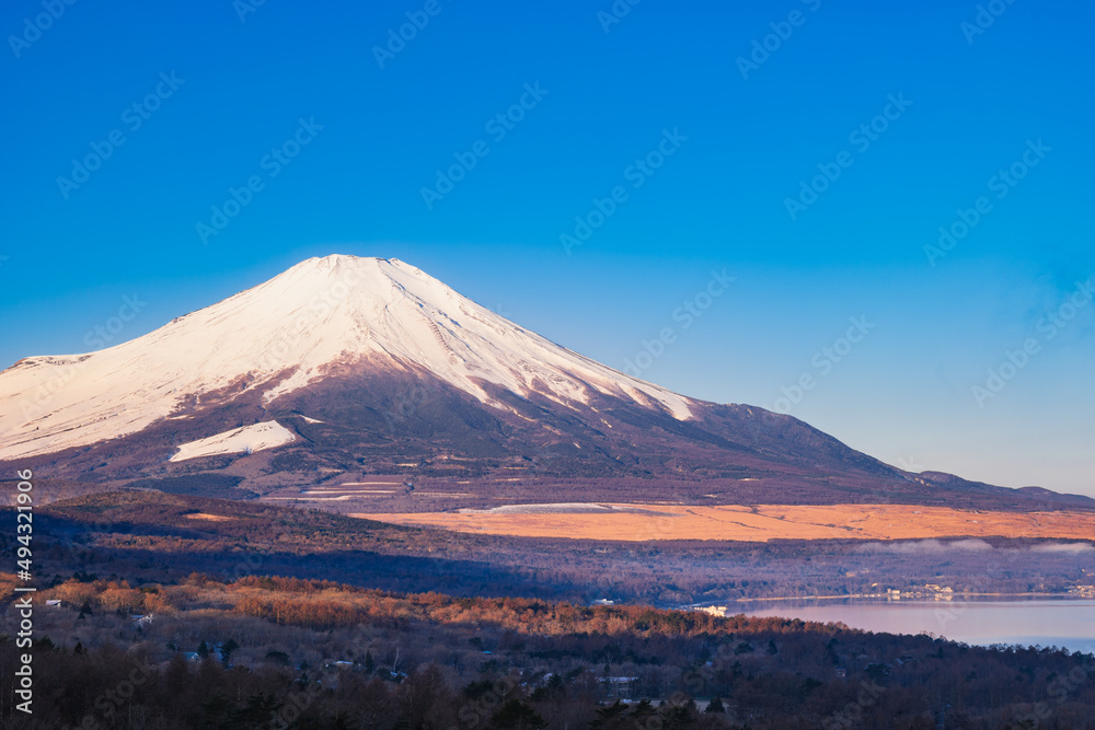 朝焼けに染まる富士山と山中湖