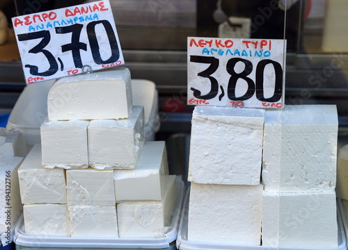 Große Auswahl Schafskäse auf einem Markt in Saloniki photo