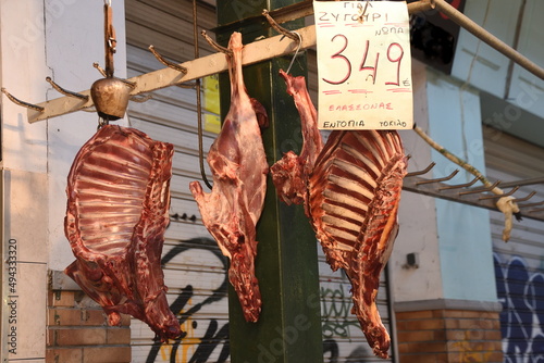 Frische Lammrippchen auf einem Markt in Saloniki photo