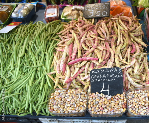 Reiche Auswahl an frischen Bohnen auf dem Markt von Saloniki photo