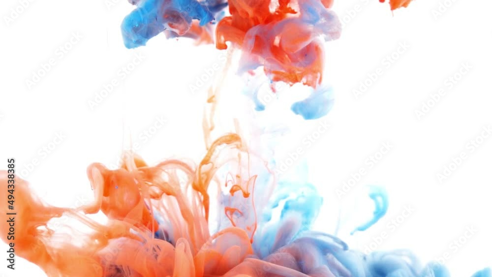 水中に広がるカラフルな絵具