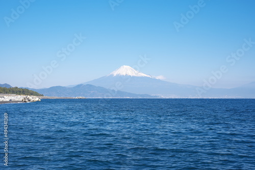 美しい雪山と静かな海の風景