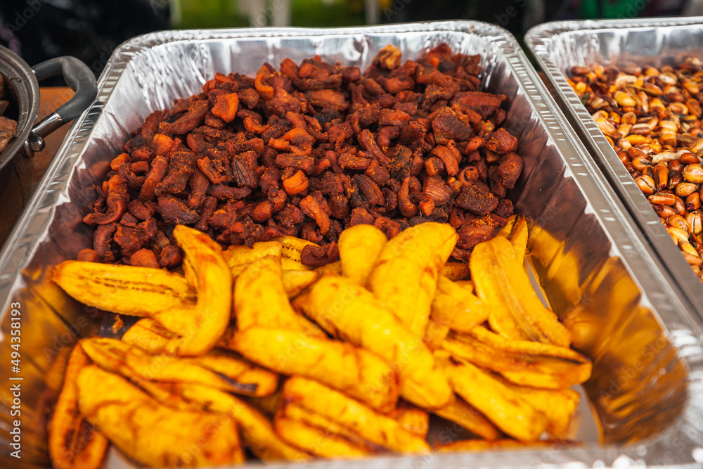 Feria gastronómica del plato típico a base de carne de cerdo llamado fritada.