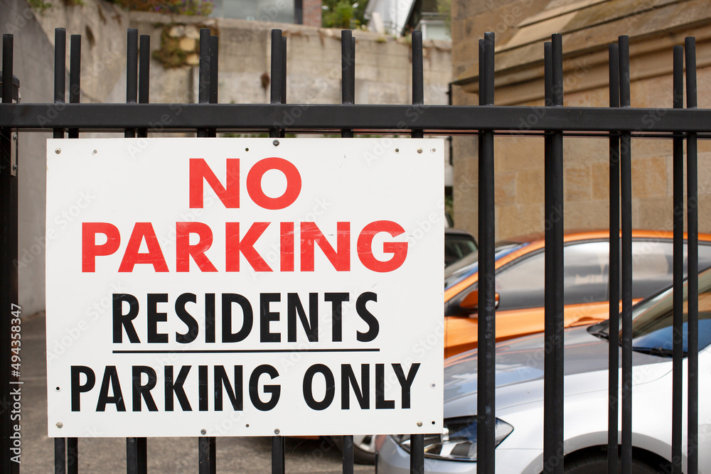 Naklejka premium No parking sign attached to a fence