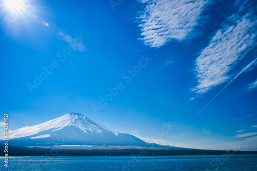 富士山と凍った湖