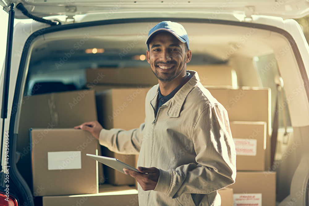 Delivery Man Using Remote Foto de Maintaining fast and efficient delivery. Portrait of a delivery ...