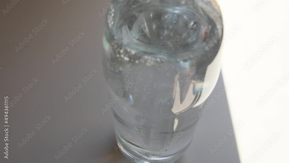 炭酸水の入った透明なペットボトル