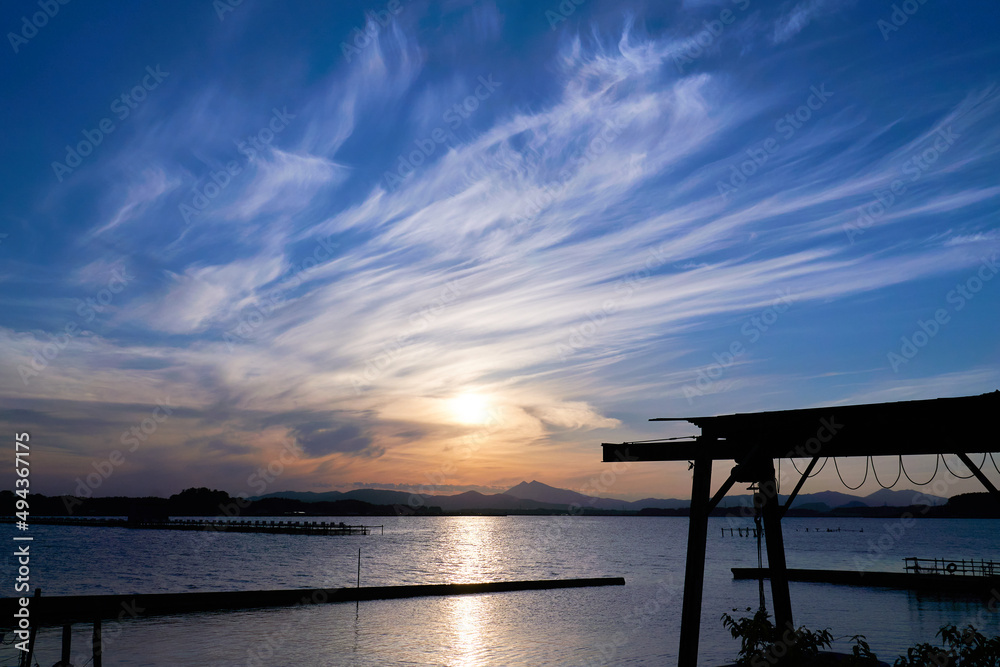霞ヶ浦の船溜まりから望む筑波山とダイナミックな空の夕景