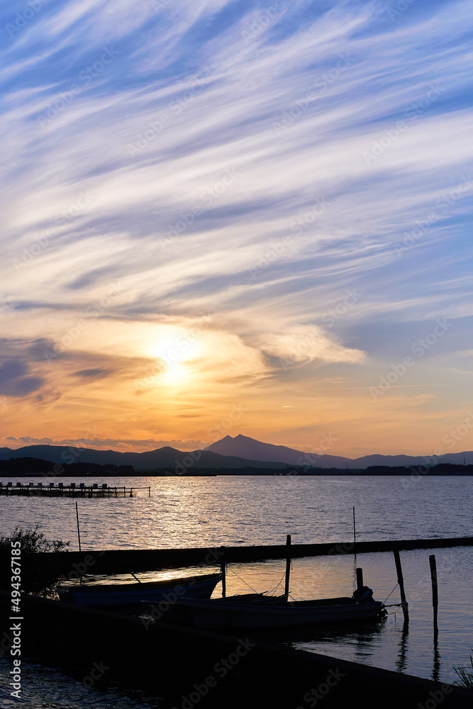 霞ヶ浦の船溜まりから望む筑波山とダイナミックな空の夕景