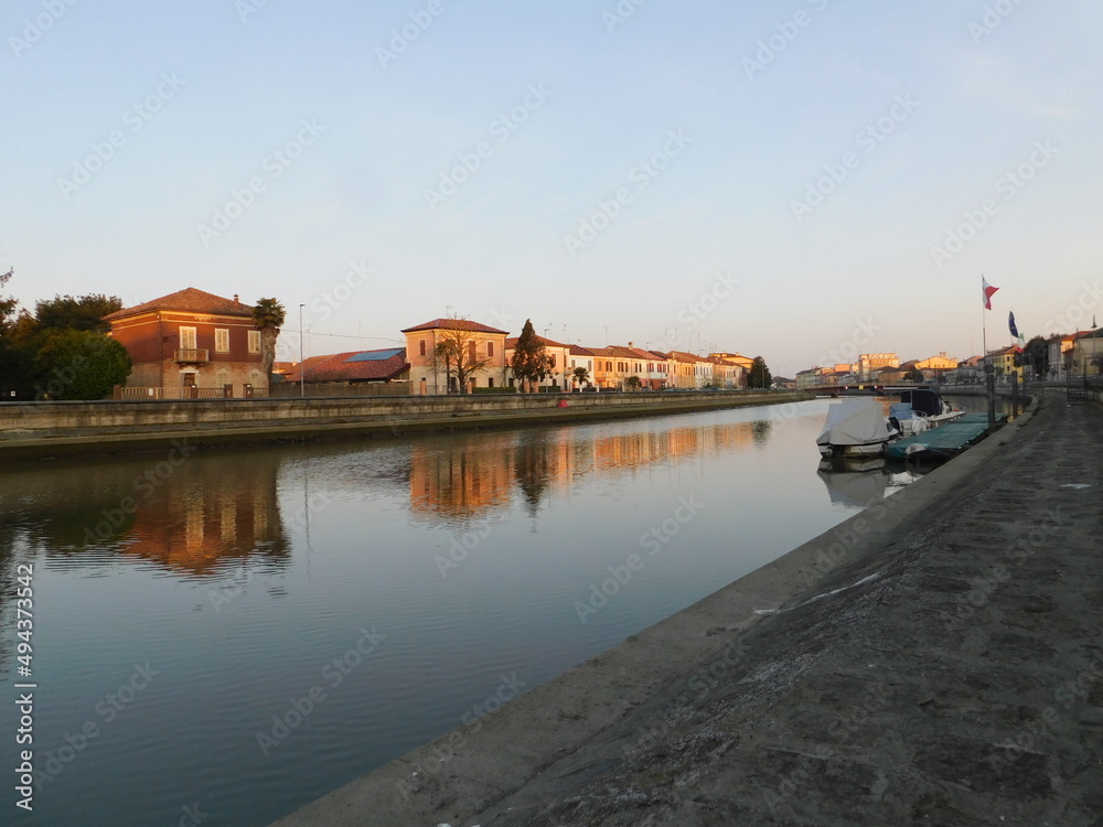 Obraz premium paese italiano sul canale