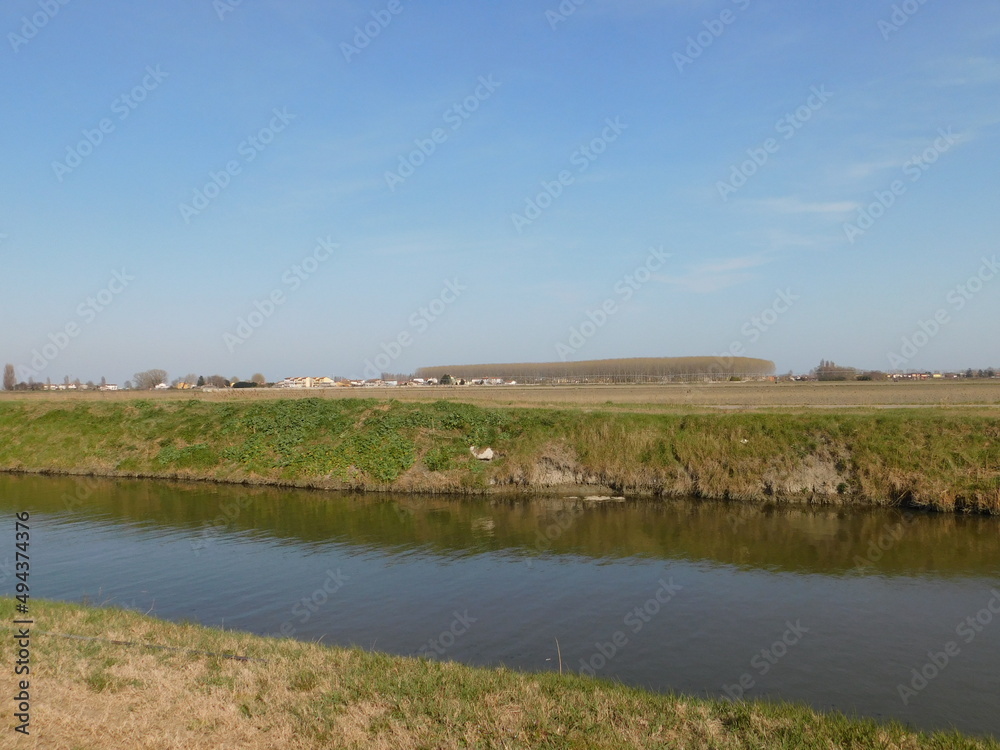paesaggio rurale in campagna con piccolo canale di irrigazione campiu