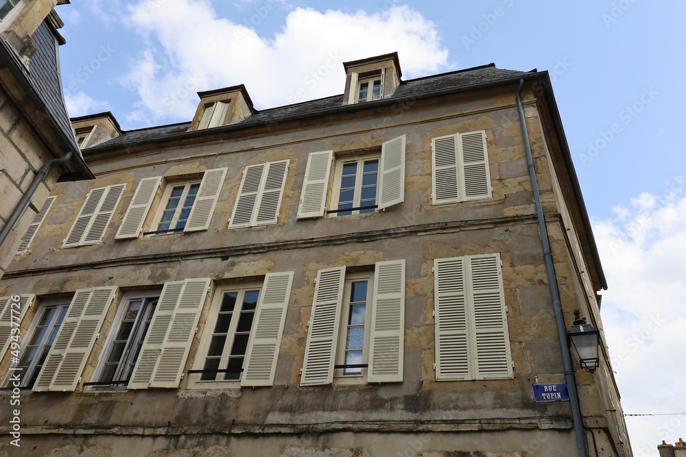 Fototapeta premium Maison typique, vue de l'extérieur, ville de Avallon, département de l'Yonne, France