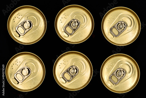 上から見た並んだ缶飲料