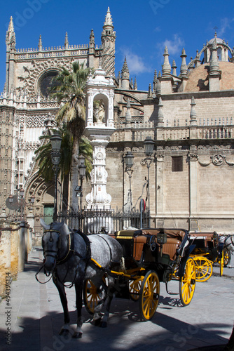 Touristen Kutschen in Sevilla vor der Kathedrale Santa María de la Sede