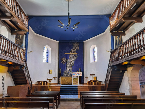 Interior e altar da Igreja de São Pedro de Irube no País Basco photo