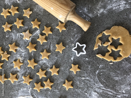 Foto baking day photo from above making mini star shaped biscuits cookies photo with