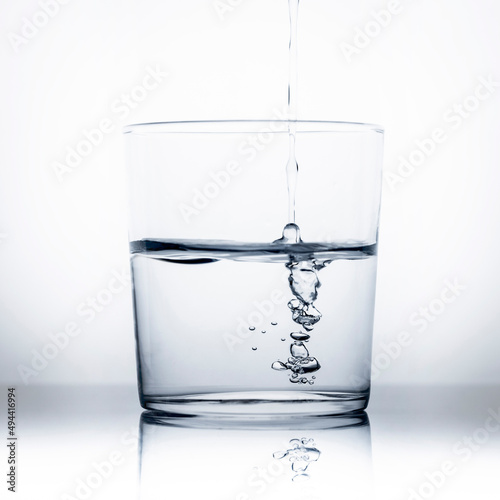 Vaso de agua sobre fondo blanco