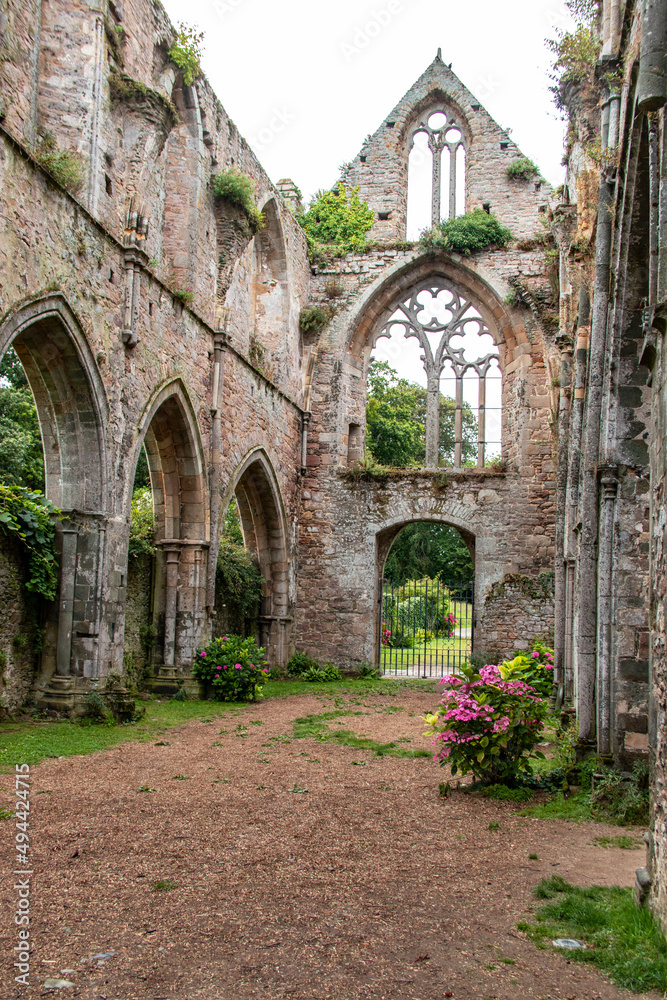 Fototapeta premium Paimpol. Façade occidentale de l'abbatiale de l'abbaye de Beauport. Côtes-d'Armor. Bretagne 