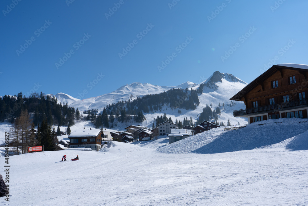 Flumserberg: Skiers, snowboarders, carvers, families all enjoy their time on the ski runs of winter sports resort located directly above Lake Walen. 65 km of perfectly groomed slopes invite you.