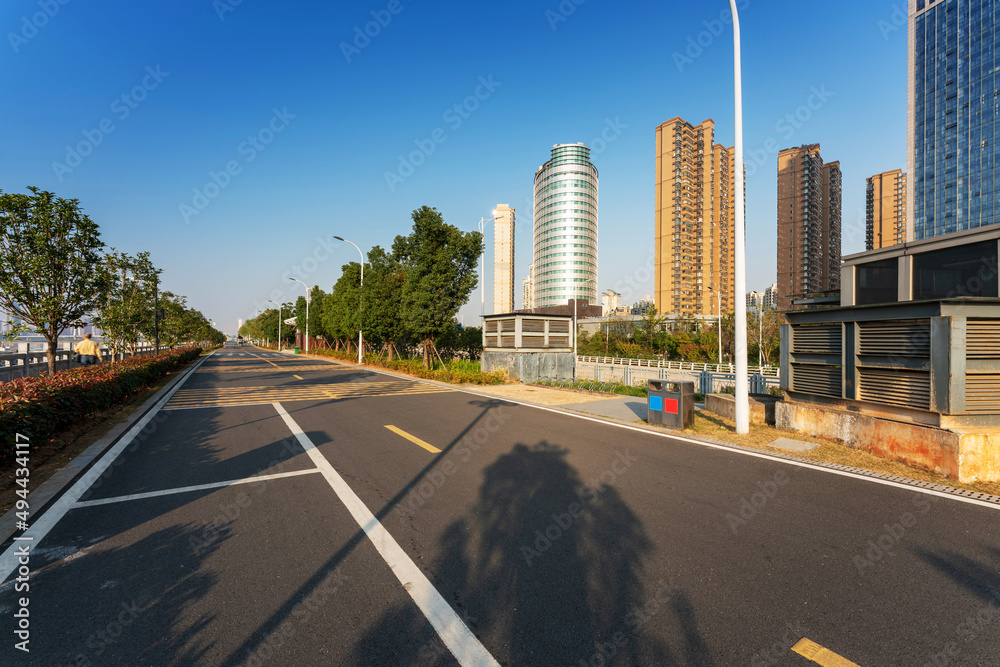 Obraz premium Empty urban road and buildings in the city