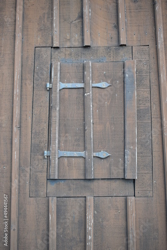 Holztür mit Metallbeschlag